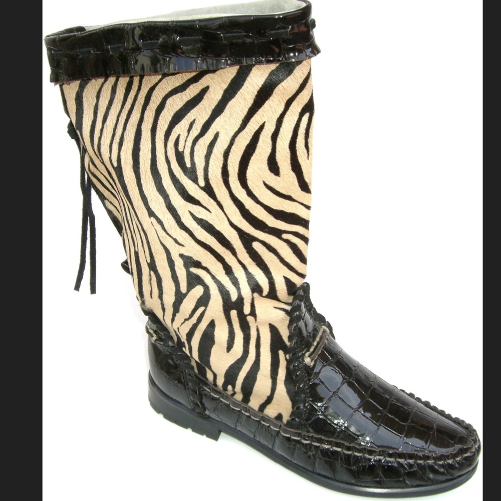 New in the box Ladies print flat boots